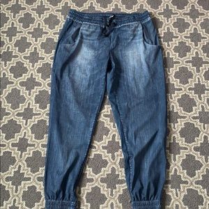 Lucy joggers that look like jeans! Size small